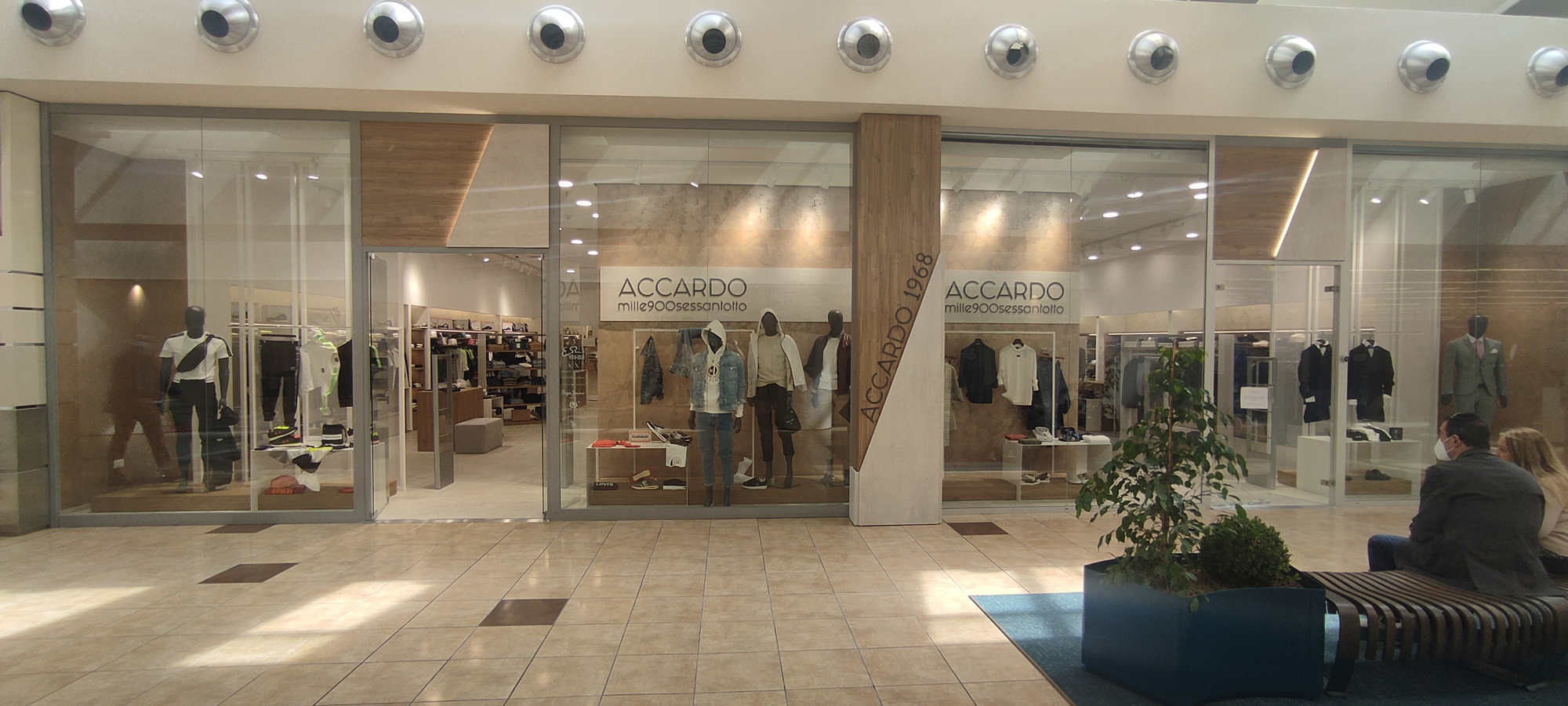 Accardo 1968 centro commerciale le colonne a brindisi Accardo 1968 nel centro commerciale le colonne a brindisi